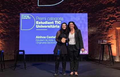 Ainhoa Castaño posant amb el premi